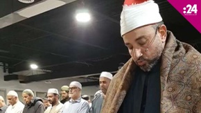 إمام مسجد يتصفح هاتفه أثناء الصلاة