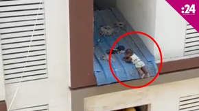 فيديو "مرعب" لرضيع على شفا السقوط