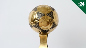 طرح أول كرة ذهبية للبيع في مزاد
