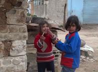 في ريف حمص.. أطفال يأكلون الحشائش بدلاً من الخبز