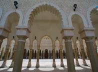 بيوت الله في الإمارات (10): مسجد المهاجرين - الأكبر على الطريق الدولي بين الإمارات والسعودية