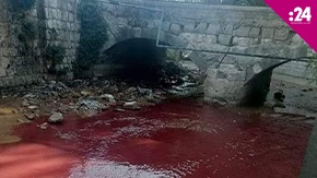 نهر بردى السوري يتحول إلى اللون الأحمر!