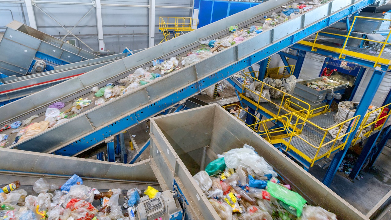 جهود الإمارات في جمع ومعالجة النفايات
